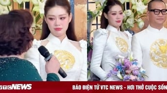 Hoa hậu Khánh Vân rơi nước mắt vì hạnh phúc trong lễ ăn hỏi
