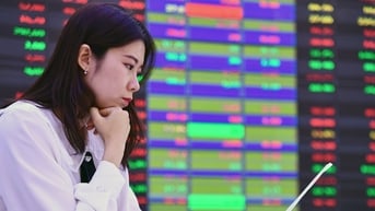 Địa ốc, ngân hàng 'dìm' sàn 200 tỷ USD, 'Anh trai vượt ngàn chông gai' bứt phá