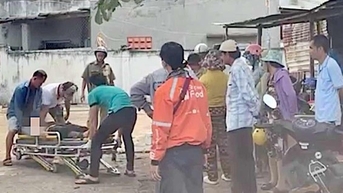 Cô gái ngã trong nhà vệ sinh bến xe với nhiều vết đâm