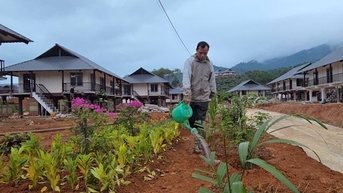 Người dân Làng Nủ dựng vườn, trồng hoa chuẩn bị về nhà mới