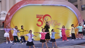 Giao lưu với các nghệ sĩ nổi tiếng trên thảm đỏ Mai Vàng lần thứ 30-2024