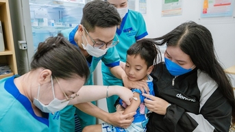 'Đi mua thuốc bên Long Châu được dặn, nên tui đưa con đến tiêm sởi miễn phí'
