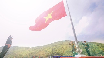 Thiêng liêng Lễ Thượng cờ 'Tổ quốc trong lòng Tổ quốc'