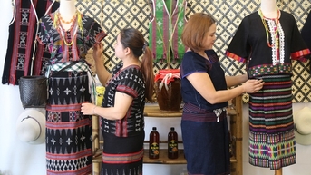 Đưa dệt thổ cẩm và trang phục truyền thống của người Vân Kiều, Pa Cô vào phát triển du lịch
