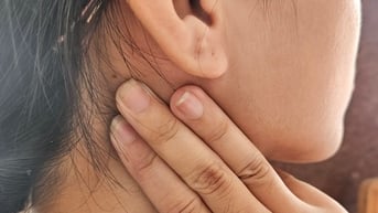Đau sau tai khi nhai, không nên dùng thuốc giảm đau liên tục
