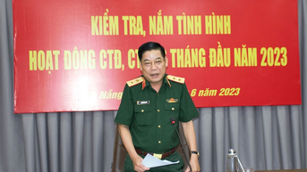 응웬반가우(Nguyen Van Gau) 중장이 다낭시 군사령부를 시찰했다.