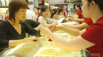 Giá vàng miếng, giá vàng nhẫn giảm sâu, có nên mua vàng đầu tư?