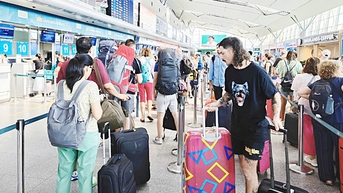 높은 항공료와 도로 여행이 관광객을 끌어들인다