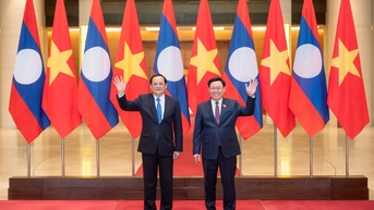 국회의장 Vuong Dinh Hue가 라오스 총리 Sonexay Siphandone과 회동했습니다.