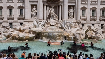 Nhóm nhà hoạt động lại nhuộm đen đài phun nước ở Rome