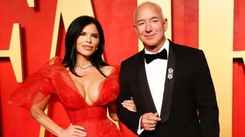Người tình mặc xuyên thấu bên Jeff Bezos ở tiệc hậu Oscar