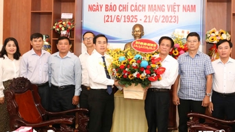 សមមិត្ត Pham Van Hau លេខាអចិន្ត្រៃយ៍គណៈកម្មាធិការបក្សខេត្ត ប្រធានក្រុមប្រឹក្សាប្រជាជនខេត្ត បានអញ្ជើញទៅសួរសុខទុក្ខ និងអបអរសាទរចំពោះស្ថាប័នសារព័ត៌មាន។