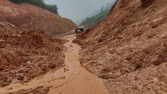 Ngập lụt, sạt lở gây chia cắt huyện miền núi ở Bình Định