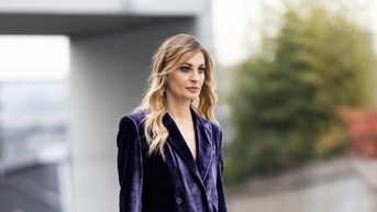 Suit nhung là trang phục phù hợp cho mùa tiệc tùng