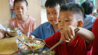 អាហារដែលមានសាច់ និងបន្លែគ្រប់គ្រាន់សម្រាប់សិស្ស Lang Nu បន្ទាប់ពីទឹកជំនន់ និងកង្វះអាហារជាច្រើនថ្ងៃ