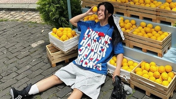 Mặc đẹp mùa thu với áo thun cổ tròn, món đồ kinh điển trong làng thời trang