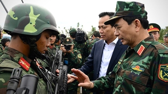 នាយឧត្តមសេនីយ៍ Phan Van Giang ដឹកនាំសមយុទ្ធបាញ់គ្រាប់ពិតនៅតំបន់ការពារហាណូយ។
