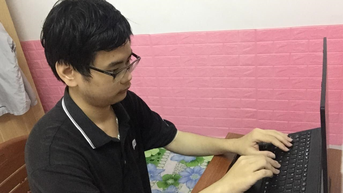 សិស្សប្រុស Gen Z រៀនកម្មវិធី IoT ដែលបានបង្កប់ ដើម្បីបង្កើនឱកាសការងារ