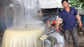 ញើស​ឈរ​នៅ​ក្នុង​ផ្ទះបាយ​ដើម្បី​ចម្អិន​ទឹក​ក្រអូប​ដ៏​ផ្អែម​នេះ​ដែល​«​ហៅ​»​ថា​តេ​