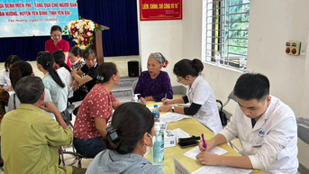 Hàng trăm người dân Yên Bái, Phú Thọ được khám các bệnh da liễu sau bão lũ