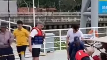 외국인 관광객들이 사이공 강에서 여성을 구출하는 데 동참했습니다.