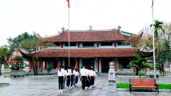 Đông đảo nhân dân, du khách dâng hương tại Nhà tưởng niệm Phó Chủ tịch nước Nguyễn Lương Bằng