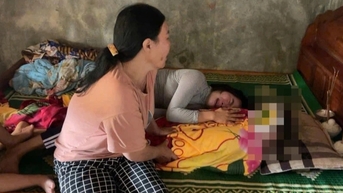 Người mẹ khóc ngất bên thi thể 2 con đuối nước ngay trong sân nhà