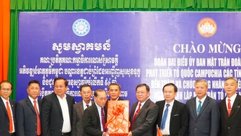 Ủy ban Mặt trận đoàn kết Phát triển Tổ quốc Campuchia tỉnh Kampot thăm tỉnh Kiên Giang