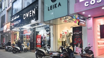 Sức mua ảm đạm, hàng quán kéo dài khuyến mãi hậu Black Friday