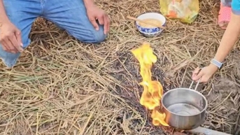 Nhiều người đổ xô đi xem hố lớn bốc cháy giữa đồng ở Sóc Trăng