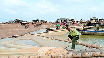 Đây là lý do ngành chức năng tỉnh Đồng Nai cấm đánh bắt thủy sản kiểu tận diệt trên hồ Trị An?