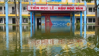 Vào rốn lũ Chương Mỹ, Hà Nội: Nước vẫn ngập, đi thuyền 2km mới tới trường