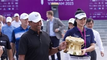 Hoa khôi bóng chuyền Kim Huệ rước cúp ở giải golf huyền thoại lần đầu tiên được tổ chức tại Việt Nam và Đông Nam Á
