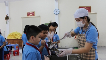 Lương thấp, nhân viên trường học mong được gỡ khó: Giải pháp nào?