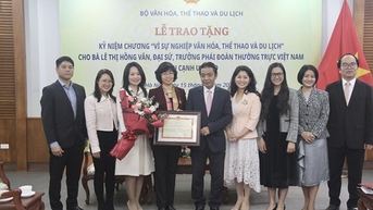 Trao Kỷ niệm chương Vì sự nghiệp văn hóa, thể thao và du lịch cho bà Lê Thị Hồng Vân