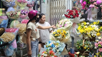 Dịp 20-10 sức mua chậm, người bán hoa hồng lo ế