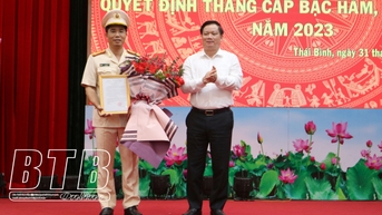 Công an tỉnh: Công bố quyết định thăng cấp bậc hàm, nâng lương cho cán bộ năm 2023