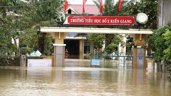 Hàng chục ngàn học sinh ở vùng lũ Quảng Bình chưa thể tới lớp