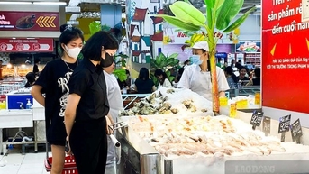 Người lao động lo ngại giá hàng hóa "chạy đua" với tiền lương