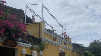 Sau tin nhắn của chủ tịch thành phố, Hội An dỡ ngay dàn khung sắt trên nhà cổ