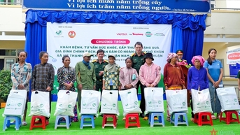 Bệnh viện Quân y 175 khám bệnh, tặng quà cho gia đình chính sách tại Bình Thuận