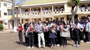 Thầy hiệu trưởng nghỉ hưu, 1.400 học sinh làm lễ chia tay và tri ân