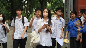 Thấp thỏm chờ môn thi thứ 3, học sinh Hà Nội mệt mỏi vì áp lực