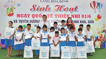 Bí thư Tỉnh ủy Phan Việt Cường thăm, tặng quà trẻ em Làng Hòa Bình | BÁO QUẢNG NAM ONLINE