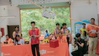 Ngắm robot lính cứu hỏa leo dây, khuân vật nặng do sinh viên thiết kế