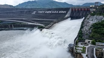 Người dân đổ đến nhà máy thủy điện Hòa Bình xem xả lũ