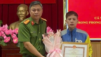 Can ngăn đôi vợ chồng đánh người ở TPHCM, tài xế công nghệ được khen thưởng
