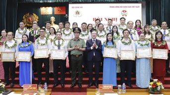 សន្និបាត​លើក​តម្កើង​សមាជិក​កសិករ​គំរូ​ក្នុង​ចលនា​ប្រជាជន​ទាំងមូល​ដើម្បី​ការពារ​សន្តិសុខ​ជាតិ