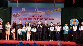 Tặng 1.000 lá cờ, 50 suất học bổng trong Chương trình Xuân chung tay giữ biển