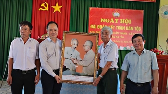 ប្រធានគណៈកម្មាធិការប្រជាជនខេត្ត Lam Dong មានសេចក្តីសោមនស្សរីករាយដែលឃុំនេះមានចំណូលជាមធ្យមក្នុងមនុស្សម្នាក់ ៦០លានក្នុងមួយឆ្នាំ។